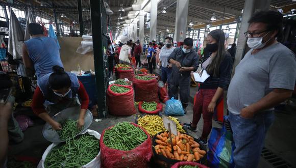 El abastecimiento de alimentos a los mercados mayoristas de Lima se ha desenvuelto hoy, martes 19 de julio, de manera fluida. (Fotos Britanie Arroyo / @photo.gec)
