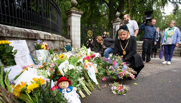 Se colocan tributos florales en las afueras de Balmoral, Escocia, Gran Bretaña, el 9 de septiembre de 2022. (Foto: EFE/EPA/Paul Reid)