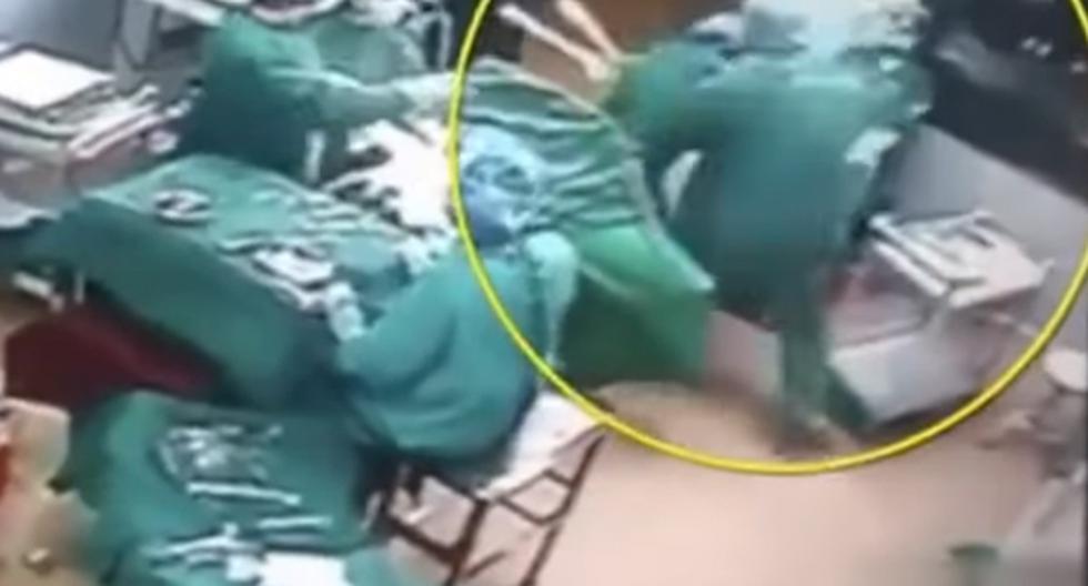 En YouTube quedó registrada la violenta agresión en contra de una enfermera en medio de una cirugía, donde uno de ellos dejó de lado al paciente intervenido para atacar a la enfermera en China. (foto: captura)