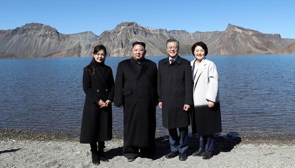 Kim Jong-un y Moon Jae-in muestran su unidad en la montaña sagrada de los coreanos. (AFP).