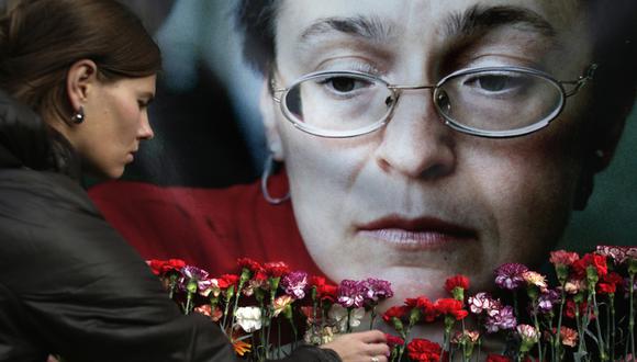 En esta fotografía de archivo del 7 de octubre de 2009, una mujer coloca flores ante un retrato de la periodista rusa asesinada Anna Politkovskaya, en Moscú. (Foto: Pavel Golovkin / AP)