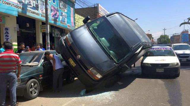Tacna: furgoneta fúnebre se volcó en céntrica avenida - 2