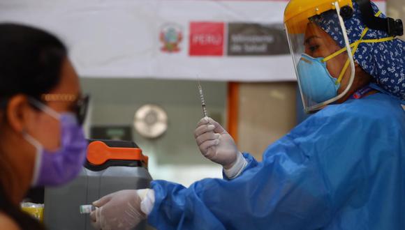 Segundo día de la campaña de vacunación contra el COVID-19, 256 vacunas son inoculadas a enfermeras y obstetras del Instituto Nacional Materno Perinatal de Lima. Fotos: Hugo Curotto / @photo.gec