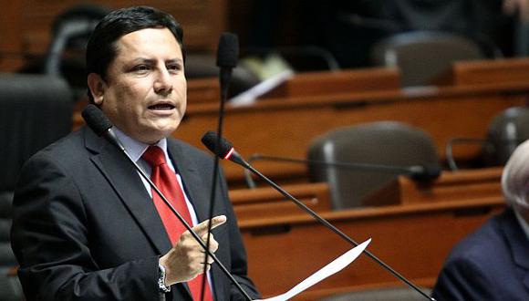 El secretario general del Apra, Elías Rodríguez, saludó la inscripción del empresario Roque Benavides.  (Foto: Congreso)