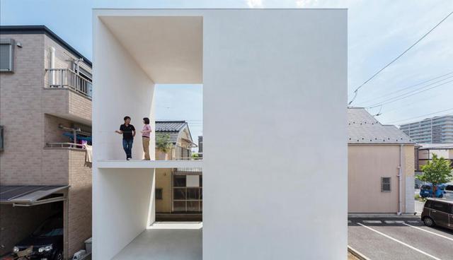 La casa presenta un contraste entre lo espacioso de la terraza y el interior, que se encuentra resguardado por paredes blancas que dan la impresión de ser una caja protectora. (Foto: takuroyama.jp)