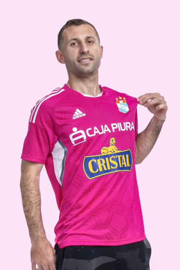 Horario Calcaterra posando con la nueva camiseta de Sporting Cristal.
