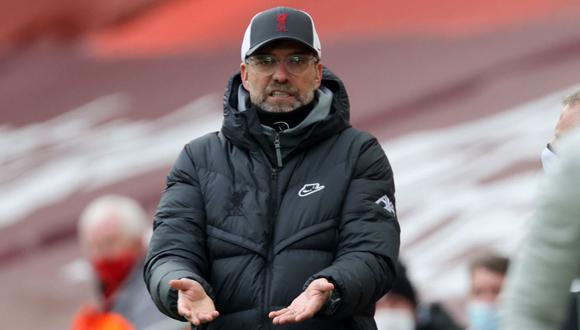 Jürgen Klopp calificó de “idiotas” a los que realizan cánticos homofóbicos en el fútbol (Foto: AFP)