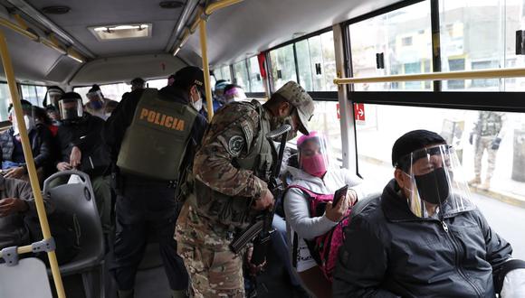 Policías y militares subieron el domingo pasado a unidades de transporte público a constatar que se cumpla la inmovilización social obligatoria (Foto: GEC/Gonzalo Córdova)