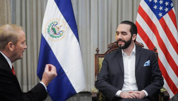 En una imagen de archivo el embajador de Estados Unidos en El Salvador en 2019, Ronald Johnson, durante una visita al presidente Nayib Bukele. (GETTY IMAGES).