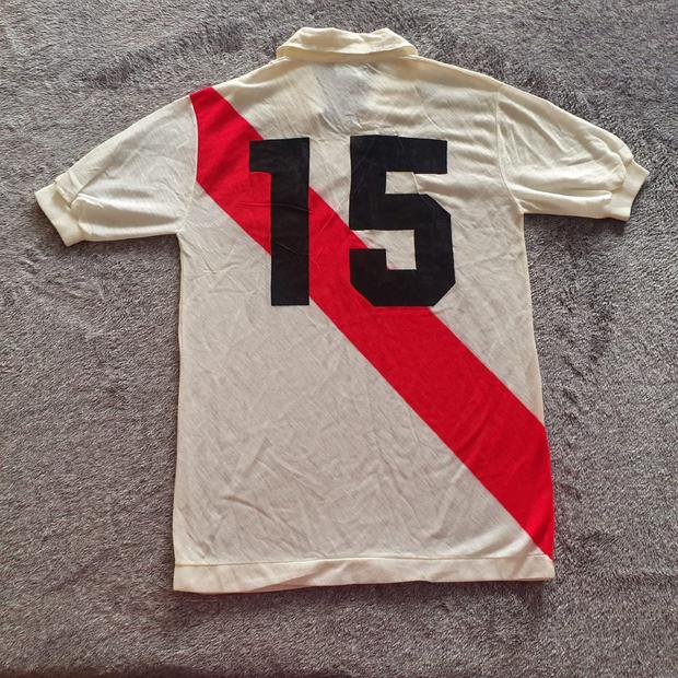 Back of Panadero Díaz's shirt in the World Cup in Spain 82, used in play.  PHOTO: GEC.