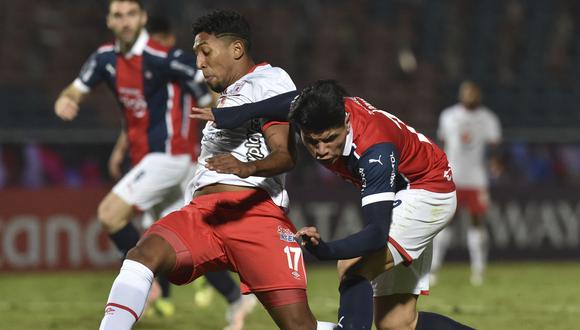 Colombia's America de Cali Cristian Arrieta (L) and Paraguay's Cerro Porteno Alan Rodriguez vie for the ball during their Copa Libertadores football tournament group stage match at the General Pablo Rojas Stadium in Asuncion on May 25, 2021. (Photo by NORBERTO DUARTE / AFP)