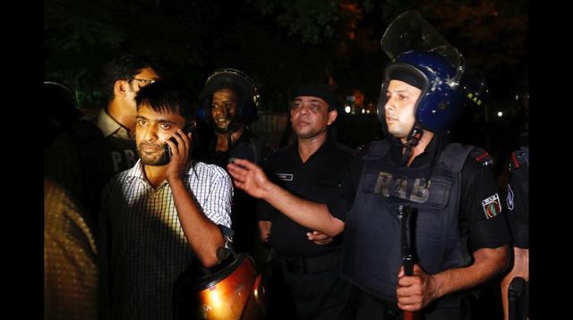 Hombres armados tomaron rehenes en restaurante de Bangladesh  - 4