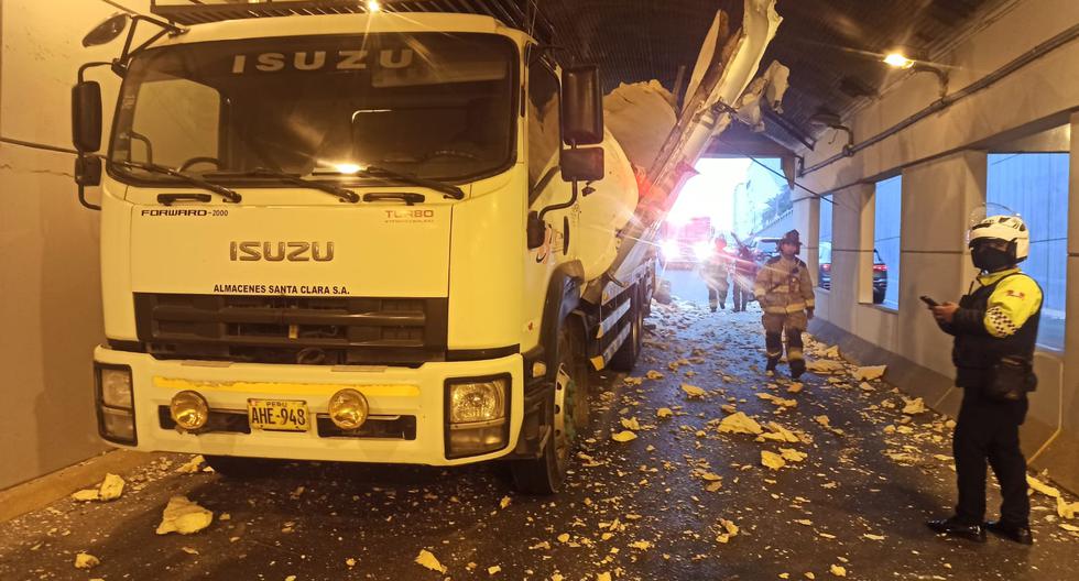 El camión frigorífico que se impactó con el viaducto del óvalo Higuereta sufrió graves daños. (Foto: Municipalidad de Miraflores)