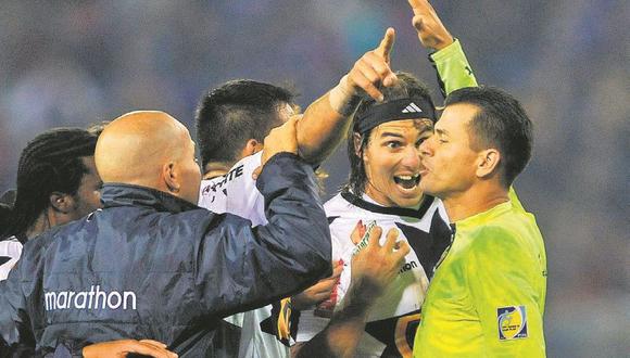 El reclamo airado de los jugadores de Alianza al árbitro Vera. (Foto: AFP)