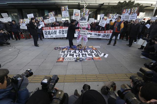 "¡Kim Jong-un, lárgate!": Seúl protesta contra líder norcoreano - 3