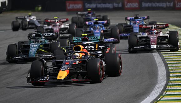 Verstappen contra todos. | (Photo by MAURO PIMENTEL / AFP)