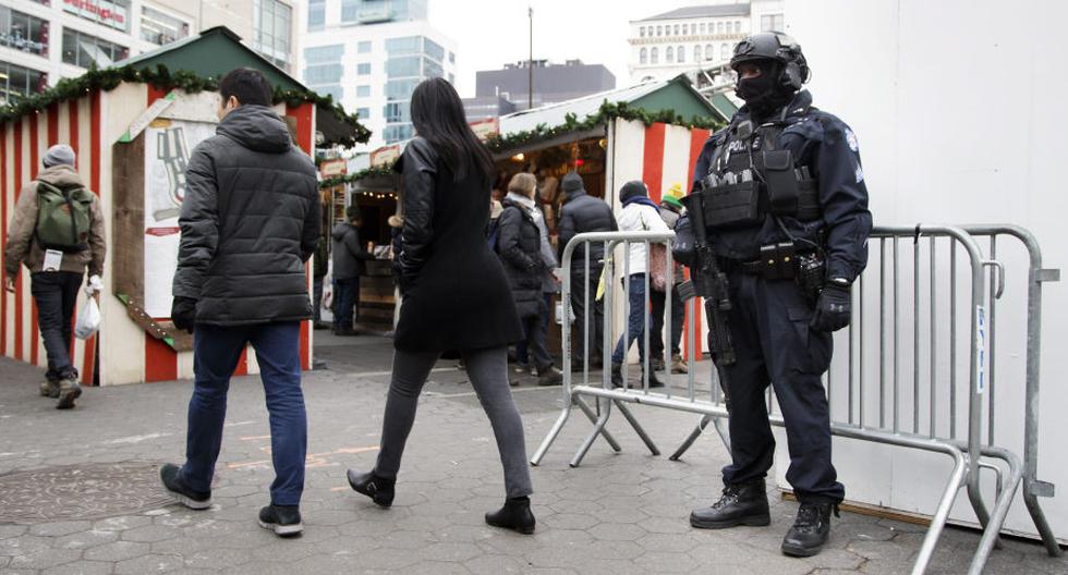 Un polic&iacute;a armado vigila la entrada de un mercado navide&ntilde;o de la plaza Union Square en Nueva York, Estados Unidos. (Foto: EFE)