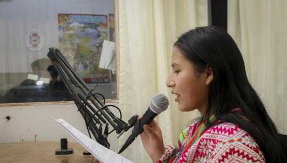 Analy participó en la conducción de un espacio radial en Paucartambo, donde puso en debate problemas latentes, como la desigualdad de género y el embarazo adolescente. (Foto: Plan Internacional)