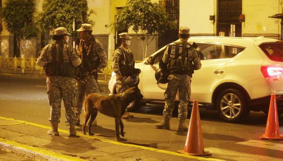 La medida busca reducir la circulación de las personas para prevenir nuevos contagios de COVID-19. (Foto: El Comercio)