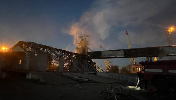 El edificio dañado en un puerto ucraniano en el Danubio después de un ataque nocturno con drones en la región de Odesa, en medio de la invasión rusa de Ucrania. (Foto de Handout / SERVICIO DE EMERGENCIA UCRANIANO / AFP)