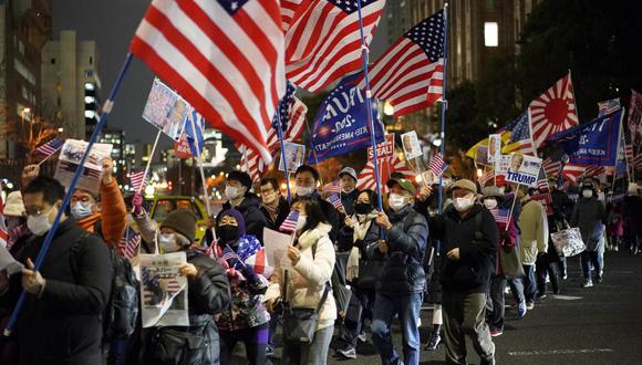 Los seguidores de Donald Trump caminan en una calle durante una manifestación en Tokio, Japón, el 6 de enero de 2021. (EFE/EPA/FRANCK ROBICHON).