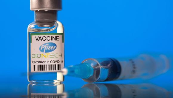 Un frasco etiquetado con la vacuna Pfizer-BioNTech contra la enfermedad del coronavirus (COVID-19) se ve en esta fotografía tomada el 19 de marzo de 2021. (REUTERS/Dado Ruvic).