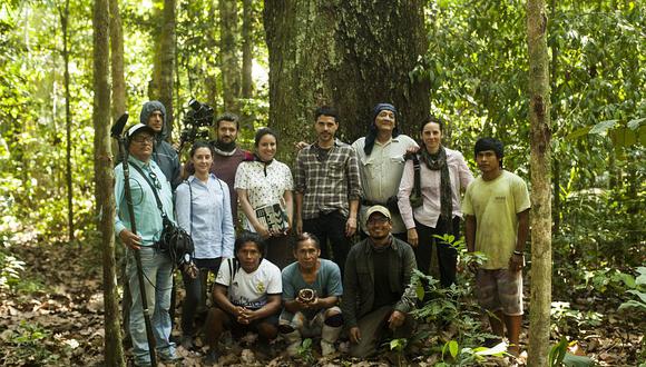 Virgilio y Malena Martínez con castañeros, el equipo de Mater Iniciativa y Docuperú en el bosque de Madre de Dios.