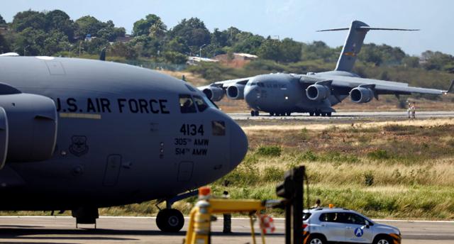 Cúcuta: llegan a la frontera entre Venezuela y Colombia tres aviones militares de Estados Unidos con ayuda humanitaria. (Reuters).