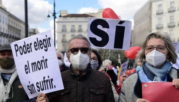 Un hombre sostiene una pancarta que dice "Poder elegir el morir sin sufrir" durante una manifestación en apoyo a una ley que legaliza la eutanasia en España. (Foto: JAVIER SORIANO/AFP)