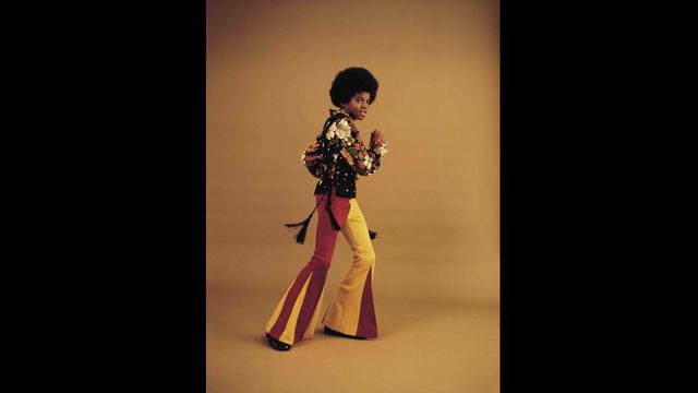 Michael Jackson presentó sus primeros cambios físicos cuando comenzó a triunfar como solista: una nariz más delgada y puntiaguda, y menos grasa en la zona de los pómulos. Luego cambió el color de su piel. (Foto: Agencia)