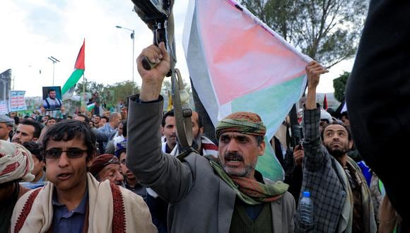 Manifestantes gritan consignas mientras marchan por las calles de Saná, la capital de Yemen, controlada por los hutíes, para expresar solidaridad con el pueblo de Gaza el 29 de diciembre de 2023. (Foto de MOHAMMED HUWAIS / AFP)