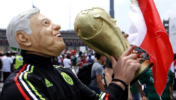 Un hincha de la selección mexicana de fútbol con una máscara del candidato presidencial izquierdista Andrés Manuel López Obrador celebra la victoria sobre Corea del Sur en México el 23 de junio de 2018. (Foto: AFP)