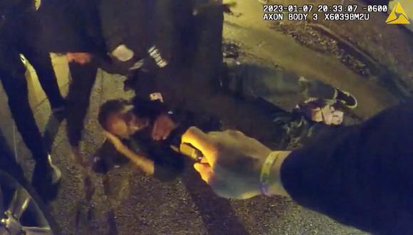 El video publicado por el Departamento de Policía de Memphis muestra a los policías de Memphis golpeando al automovilista Tire Nichols.