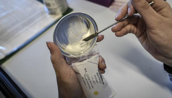 Un analista examina una muestra sospechosa de cocaína en un laboratorio de aduanas en los suburbios del sur de París. (Foto referencial de STEPHANE DE SAKUTIN / AFP)