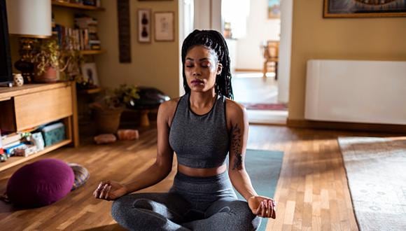 El yoga es perfecto para reducir la ansiedad y el estrés. Según un estudio realizado por Ronald C. Kressler, quien es sociólogo y docente en el Harvard Medical School de Massachusetts. (Foto: Getty Images)