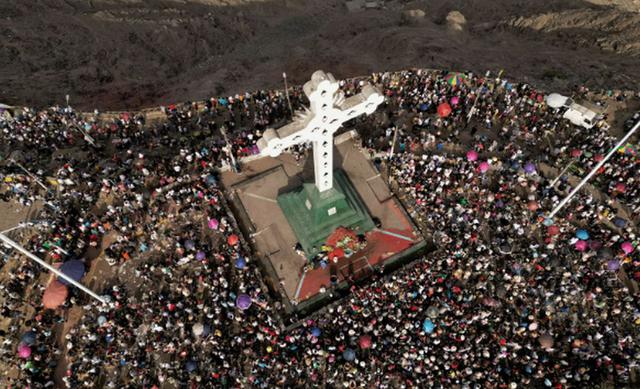 Así se vio desde el aire la cima del cerro San Cristóbal por las peregrinaciones de Viernes Santo | Fotos: Joel Alonzo/ @photo.gec