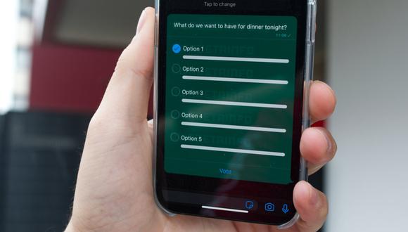 Las encuestas para chats grupales ya están siendo integradas en la versión Beta para iOS. (Foto: Xataka/WABetaInfo)