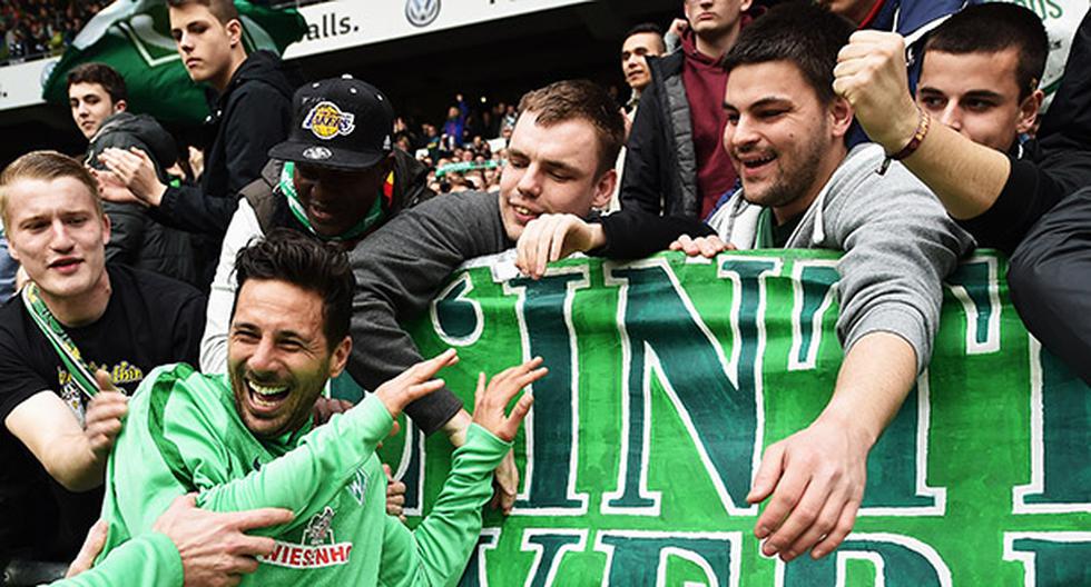 Pizarro tuvo un especial 'matrimonio' con los hinchas del Werder Bremen y Bayern Múnich. En la imagen celebra con mucho fervor junto a los hinchas verdiblancos. (Foto: Getty Images)