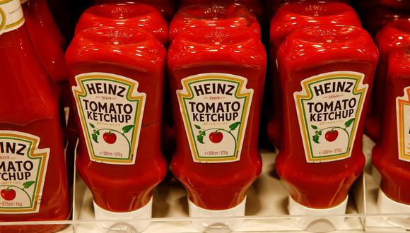 Según Bloomberg, Kraft Heinz aún no sabe cómo abordará los envases no reciclables y no reutilizables, como los envases de kétchup.