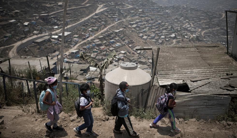 1.	El aula “Aprendo en casa -  Vista Hermosa” que antes de ser inaugurado era usado como comedor de olla común pero producto de que los estudiantes  no podían acceder a sus clases virtuales, por falta de internet, un grupo  padres de familia solicitaron a las autoridades de su distrito la instalación de un punto con wi-fi en dicho local para que los niños no pierdan el año escolar.

fotos: joel alonzo/@photo.gec