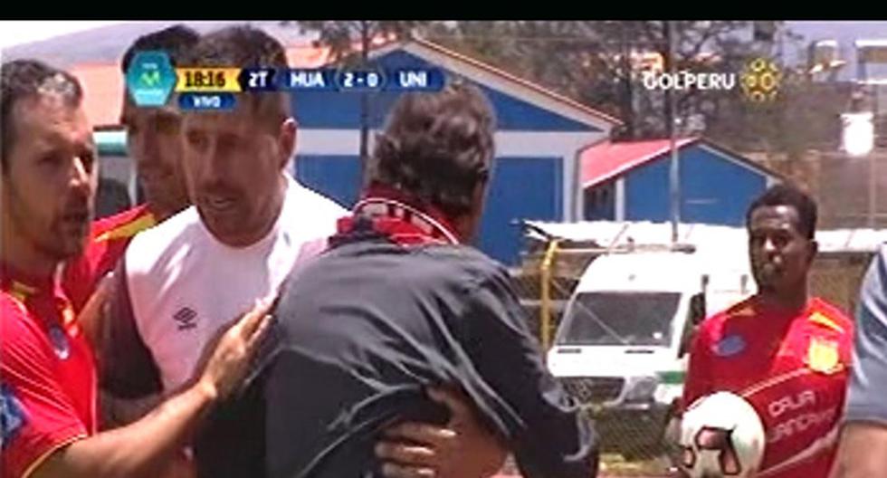 Roberto Chale tuvo que ser retenido por Mauro Cantoro. (Foto: captura)