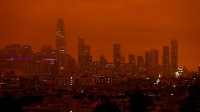 Incendios forestales tiñen los cielos de San Francisco de un naranja apocalíptico. (Foto: Reuters)