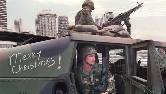 Militares paracaidistas armados hasta los huesos y rock a todo volumen para que se entregue el dictador: A 30 años de la sangrienta invasión de Estados Unidos en Panamá. Foto: Archivo de AFP