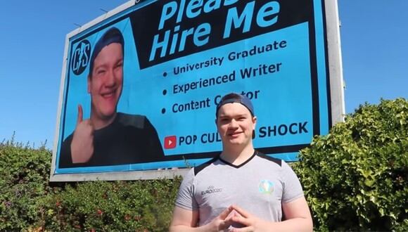 Publica su currículum en una valla para conseguir trabajo y nadie lo llama. (Foto: Pop Culture Shock / YouTube)
