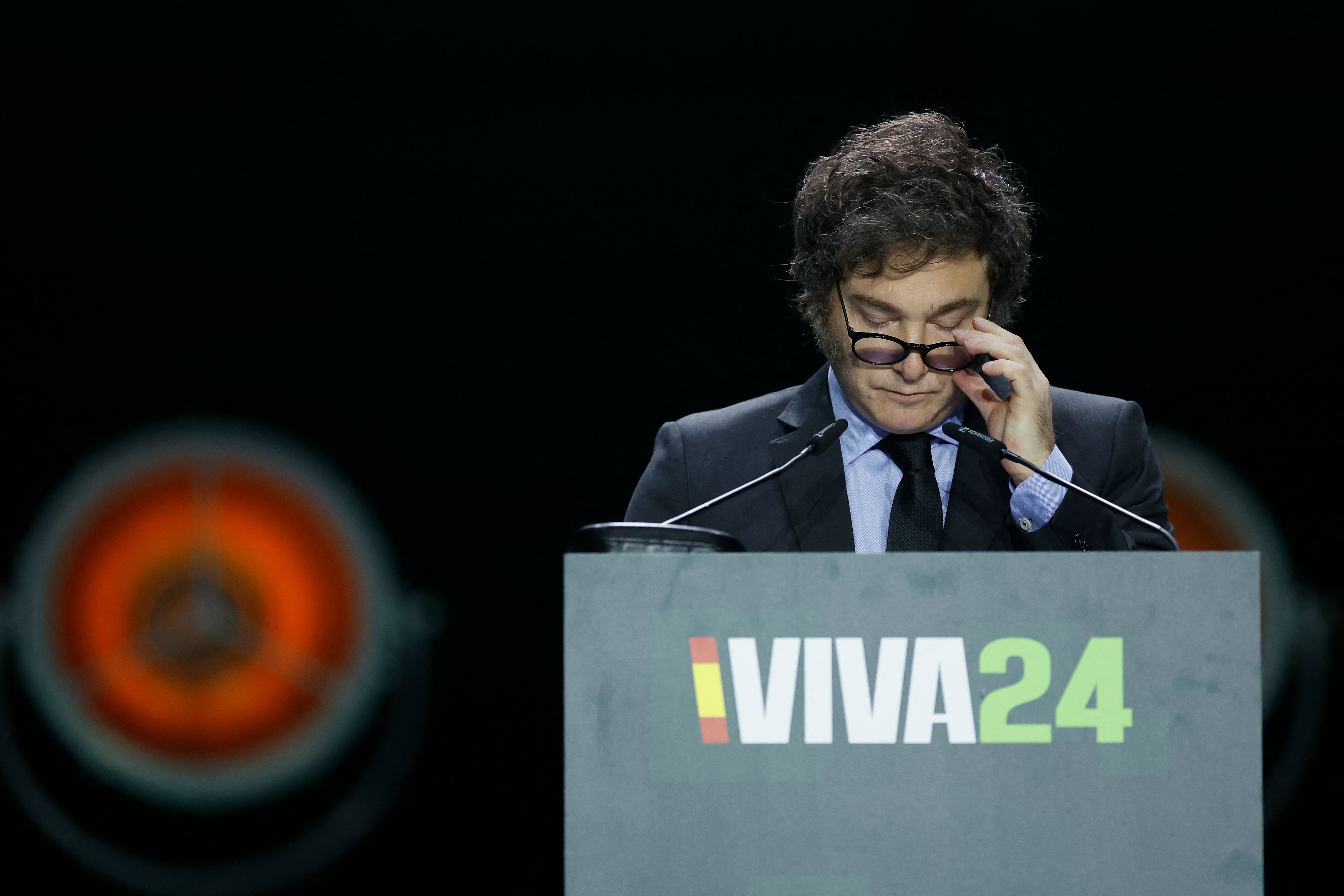 El presidente de Argentina, Javier Milei, pronuncia un discurso en el escenario durante la manifestación 'Europa Viva 24' del partido de extrema derecha español Vox en Madrid el 19 de mayo de 2024. (Foto de OSCAR DEL POZO / AFP).