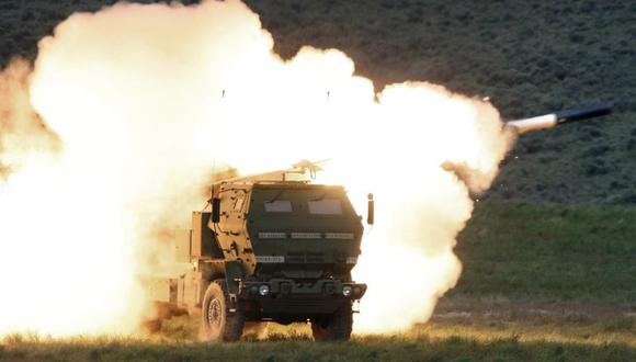 Un camión lanza el Sistema de Cohetes de Artillería de Alta Movilidad (HIMARS) producido por Lockheed Martin durante un entrenamiento de combate en el desierto en el Centro de Entrenamiento de Yakima, Washington.