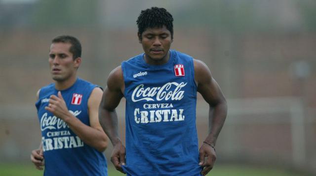 Leao junto a Juan Flores previo a un partido eliminatorio el año 2005. (Foto: El Comercio)