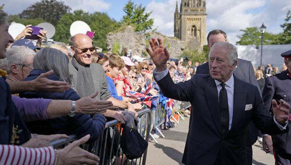El Rey Carlos III de Gran Bretaña saluda al público luego de un Servicio de Oración y Reflexión por la vida de la Reina Isabel II, en la Catedral de St Llandaff en Cardiff el 16 de septiembre de 2022. (Foto: Frank Augstein / POOL / AFP)