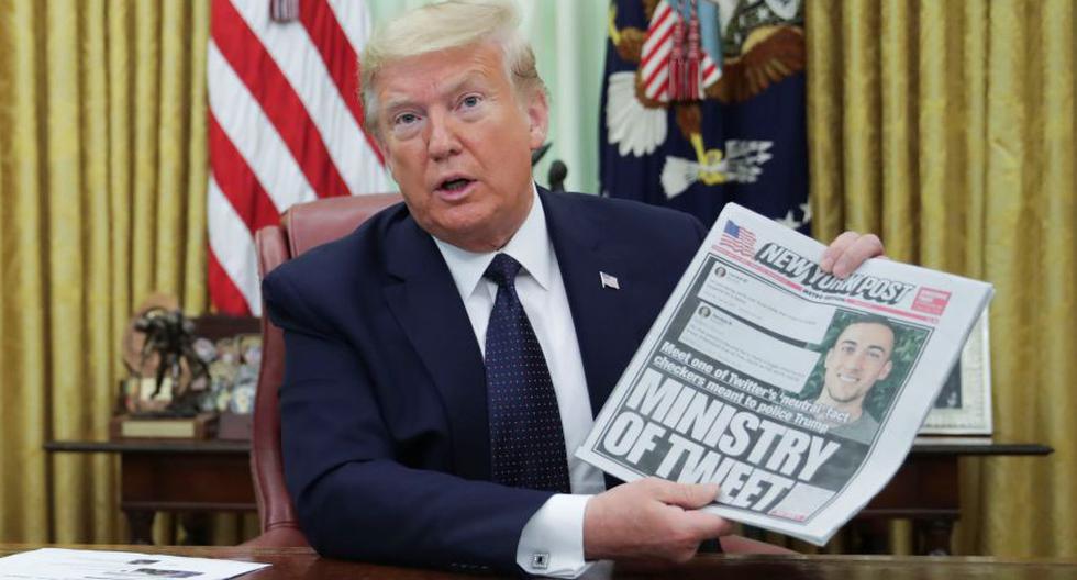 El presidente de los Estados Unidos, Donald Trump, muestra una portada del diario "New York Post" mientras firma una orden ejecutiva en las redes sociales en la Oficina Oval de la Casa Blanca en Washington. (Foto: REUTERS / Jonathan Ernst).