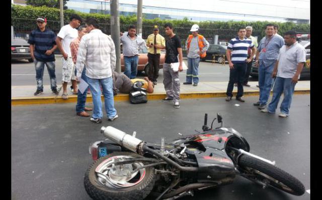 Combi de la ruta Ventanilla - Lima arrolló a motociclista en Av. Argentina - 1